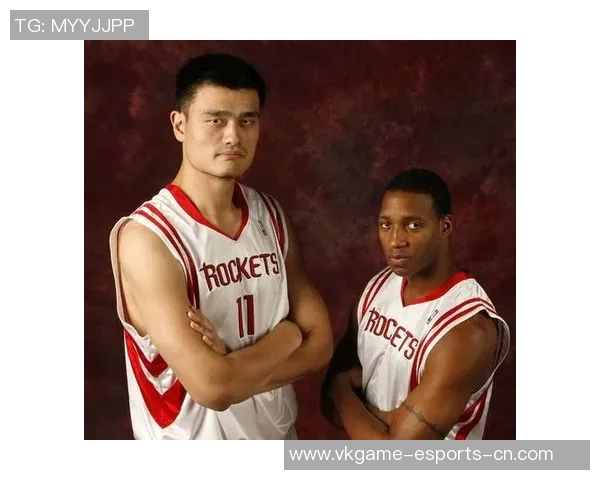 姚明左手传球的艺术与技巧解析：篮球场上的灵动与智慧