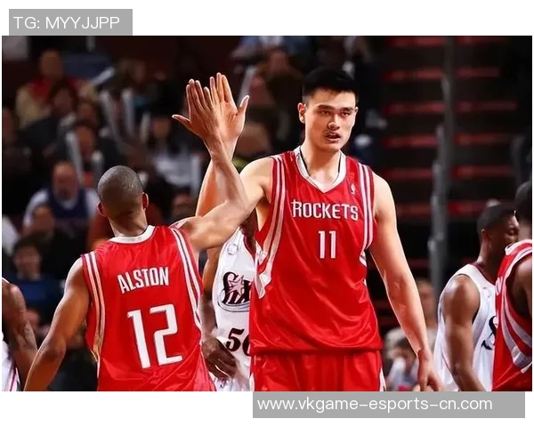 姚明首次亮相NBA赛场震撼全场展现巨星风范与篮球魅力